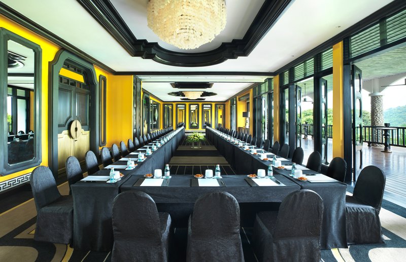 Summit Suite - Meeting Room