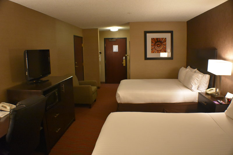 Queen Bed Guest Room