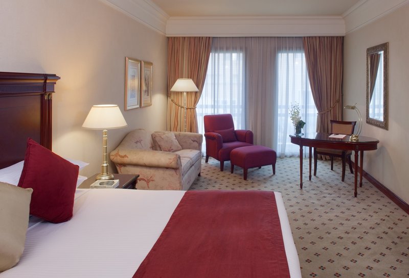 Comfortable and spacious Studio Suite with a kitchenette