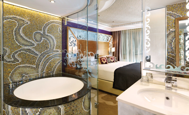Modern en-suite bathroom at Club InterContinental Signature Floors