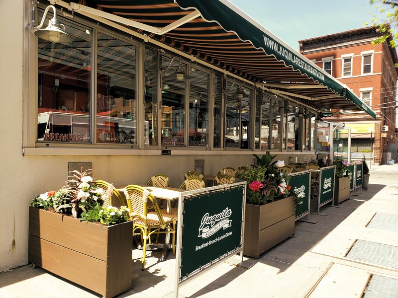 Juquila Kitchen & Bar - in-season sidewalk cafe