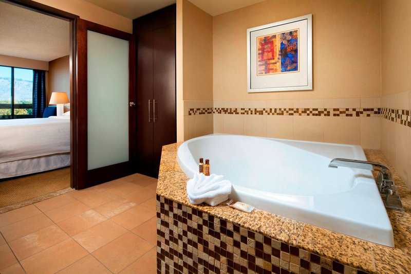 Jacuzzi Suite - Guest Bathroom