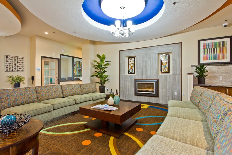 Holiday Inn Express and Suites Free Breakfast and Parking