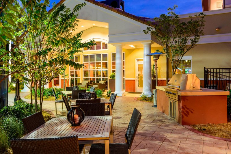 Outdoor Patio & Grill