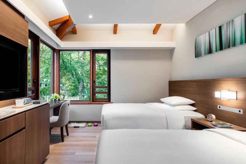 Twin/Twin Cottage Guest Room