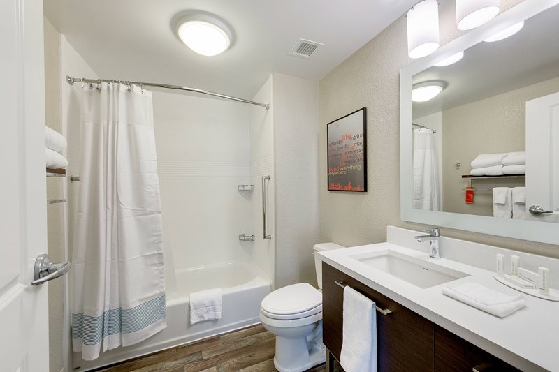Queen/Queen Studio Bathroom