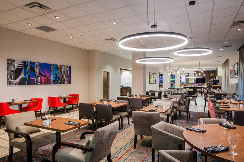 This Memphis hotel offers breakfast, lunch, and dinner daily