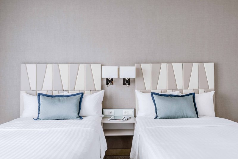 Twin/Twin Deluxe Guest Room