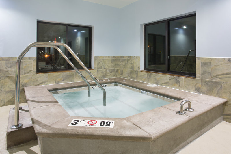 Whirlpool at Holiday Inn Express & Suites Concordia, KS