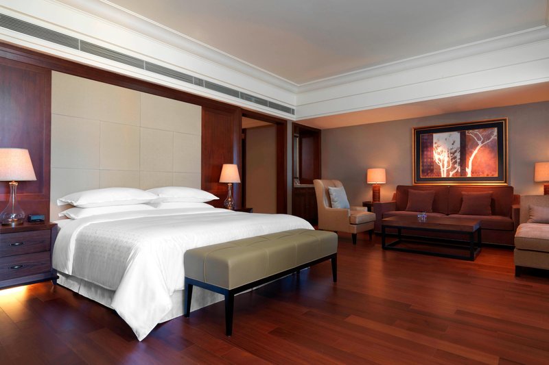 King Mountain View Premier Deluxe Guest Room with balcony
