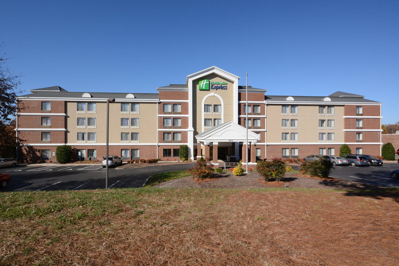 Spend a quiet night at our Richmond hotel near Short Pump Mall