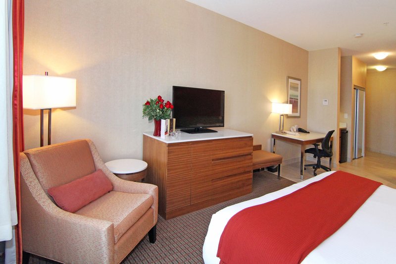 Jacuzzi Suite with Romance Package