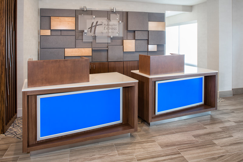 Welcome to the Holiday Inn Express & Suites East Peoria Riverfront