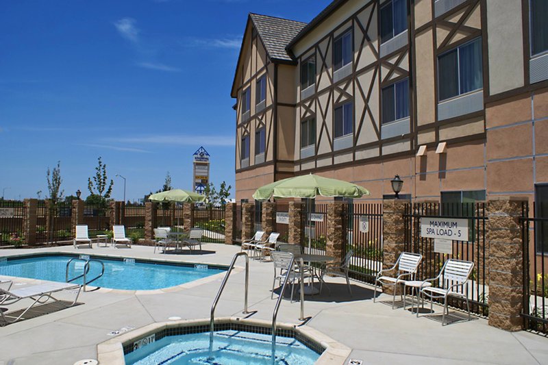 Outdoor Pool & Spa