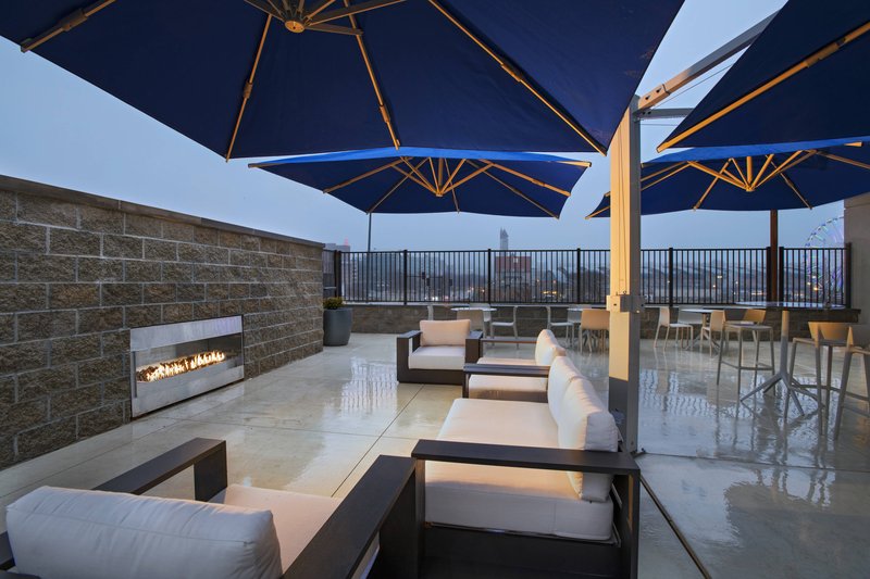 Outdoor Patio & Fireplace