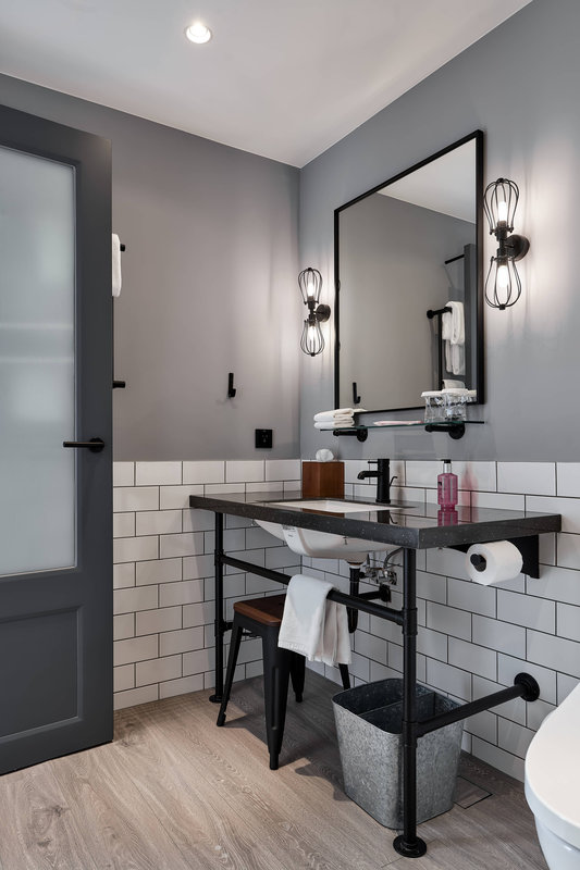 Queen Superior Guest Bathroom