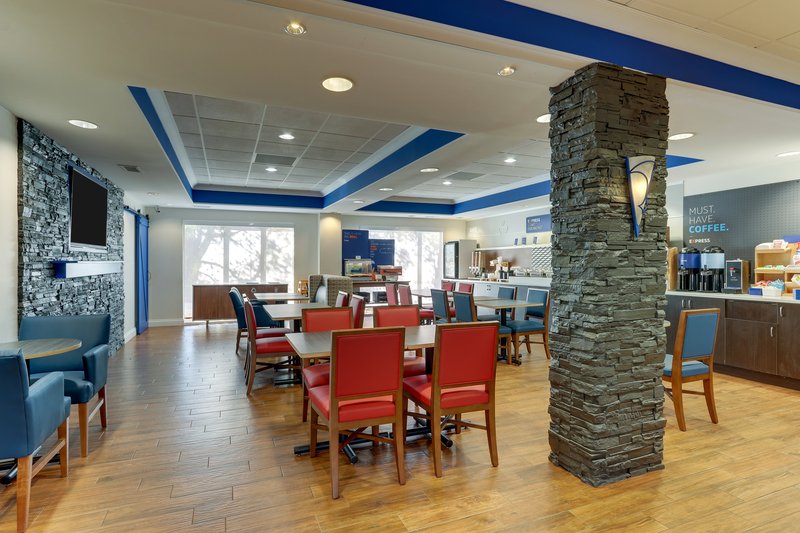 Relaxing Breakfast Dining Area for Business and Leisure Travelers