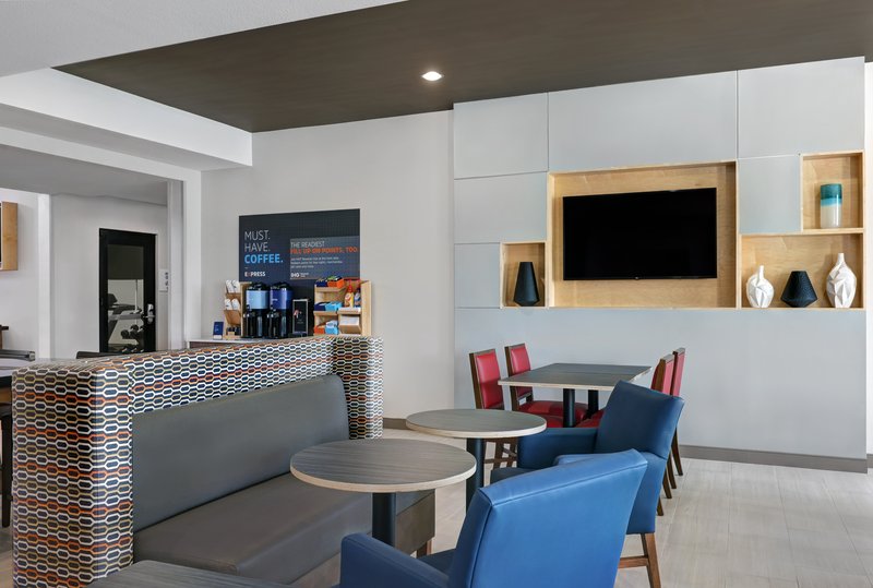 Breakfast seating at the Holiday Inn Express Newport