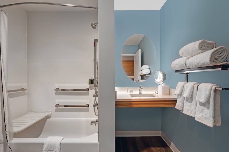 Suite Bathroom - Shower/Tub