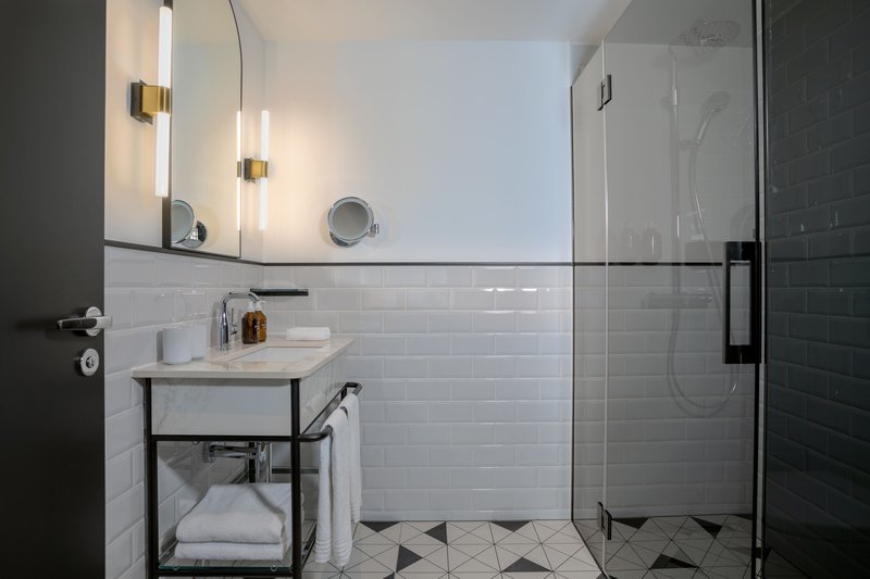 Superior King/Twin  Bathroom