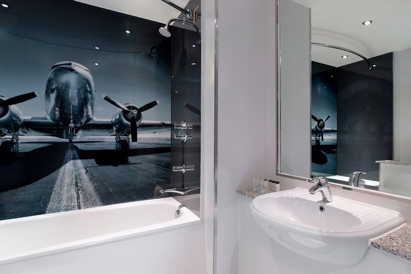 Junior Suite Guest Bathroom