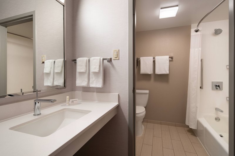 Guest Bathroom - Shower/Tub