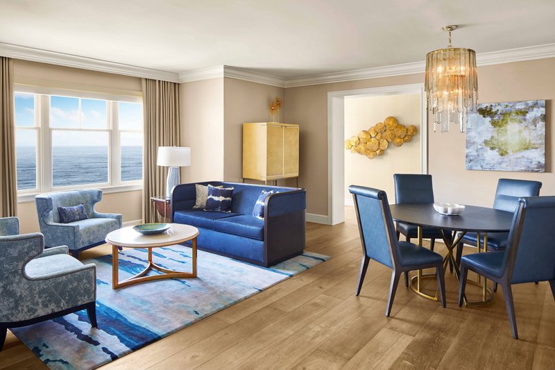 Signature Suite Room 671 - Living & Dining Room
