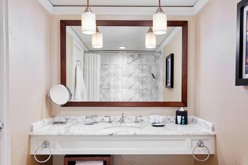 King Grand Deluxe Guest Bathroom