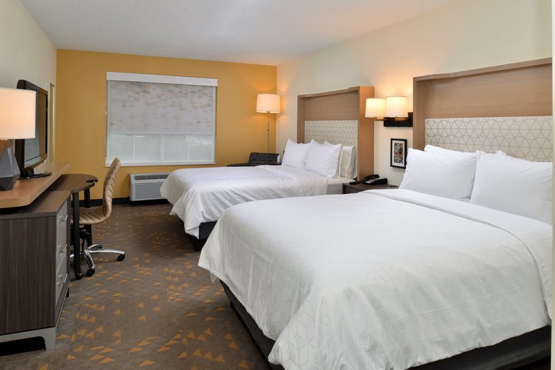 Spacious  Two Queen Bed Room Perfect for your Family Trip!!