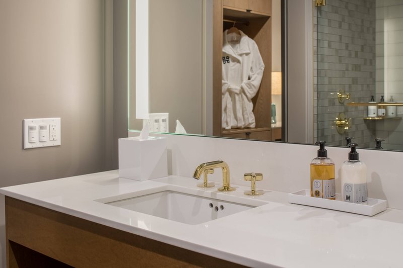 King Deluxe Guest Bathroom