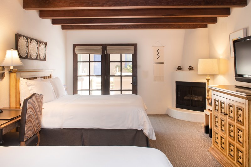 Queen/Queen Deluxe Guest Room With Fireplace