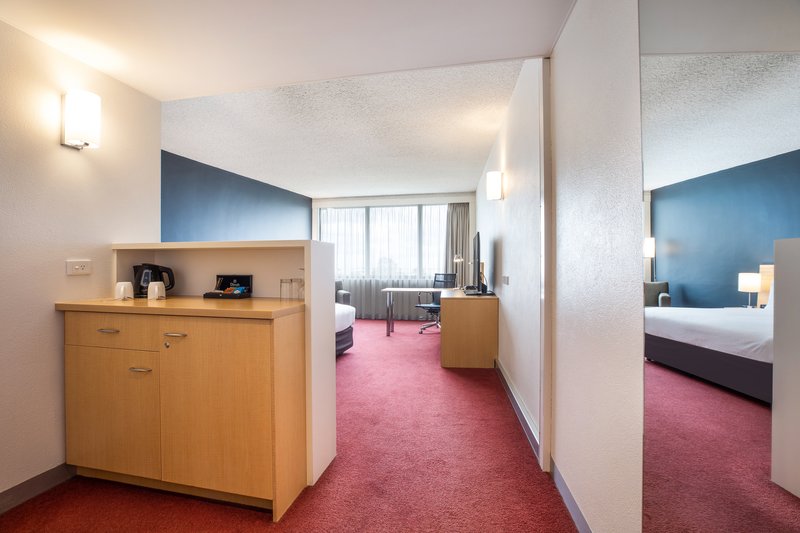 Amentities in King Guestroom at Holiday Inn Melbourne Airport