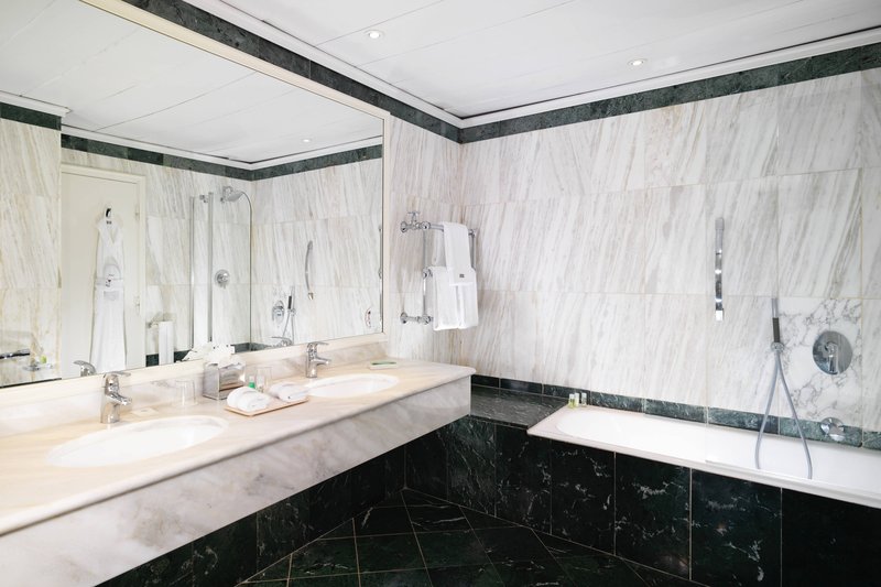 Deluxe Contemporary Room-Bathroom  Shower/Tub
